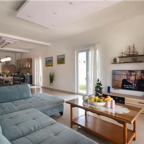 6 bedroom villa with pool near Sveti Lovrec and Poreč, sleeps 12